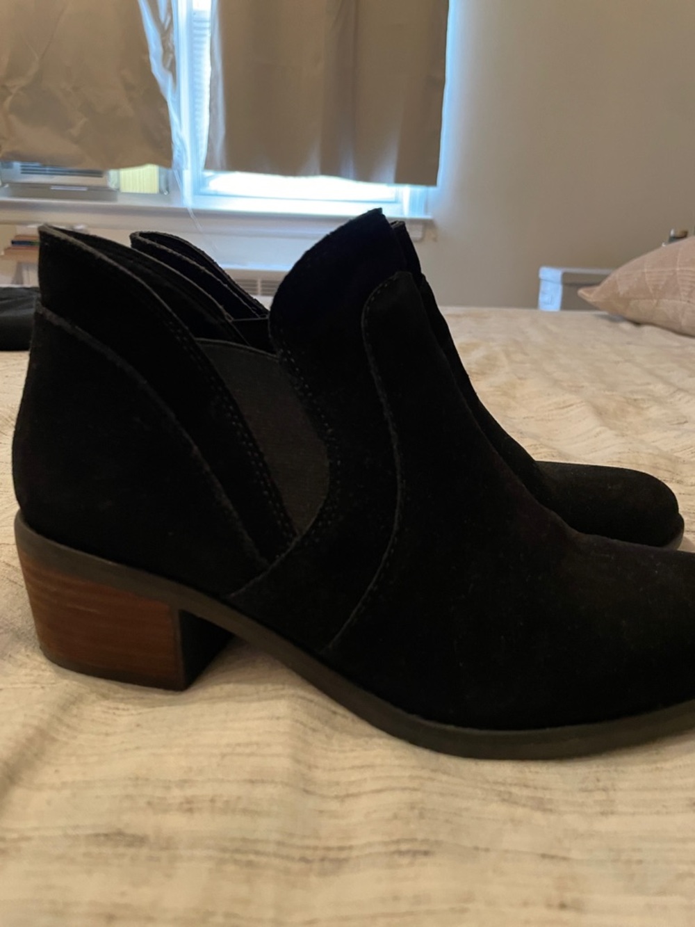 Women’s Size 8 Black Suede ankle booties